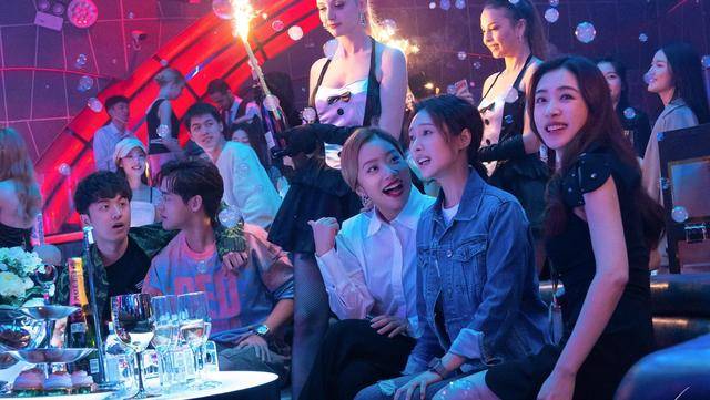 边吃火锅边蹦迪，雇“男模”上岗的餐厅也太拼了