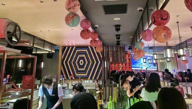 边吃火锅边蹦迪，雇“男模”上岗的餐厅也太拼了