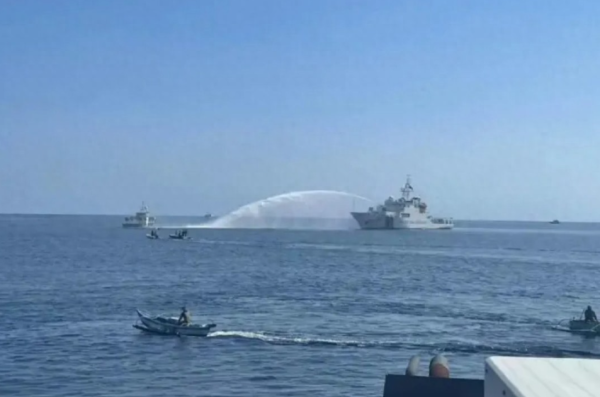 专业股票配资网 沉默1天后，菲向中国海警举白旗投降，中方态度强硬，马科斯落泪演戏